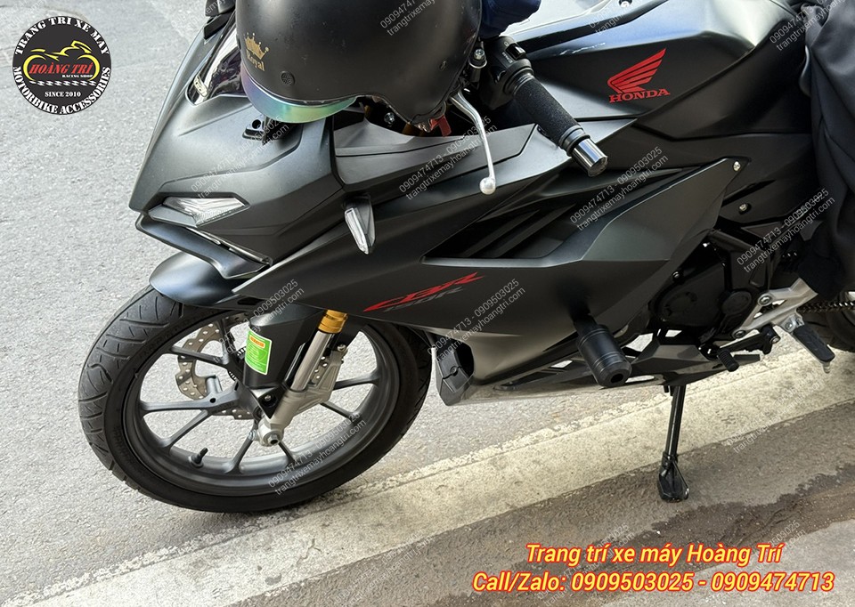 Màu sắc của gù chống đổ sườn đồng bộ với tông màu tổng thể của xe