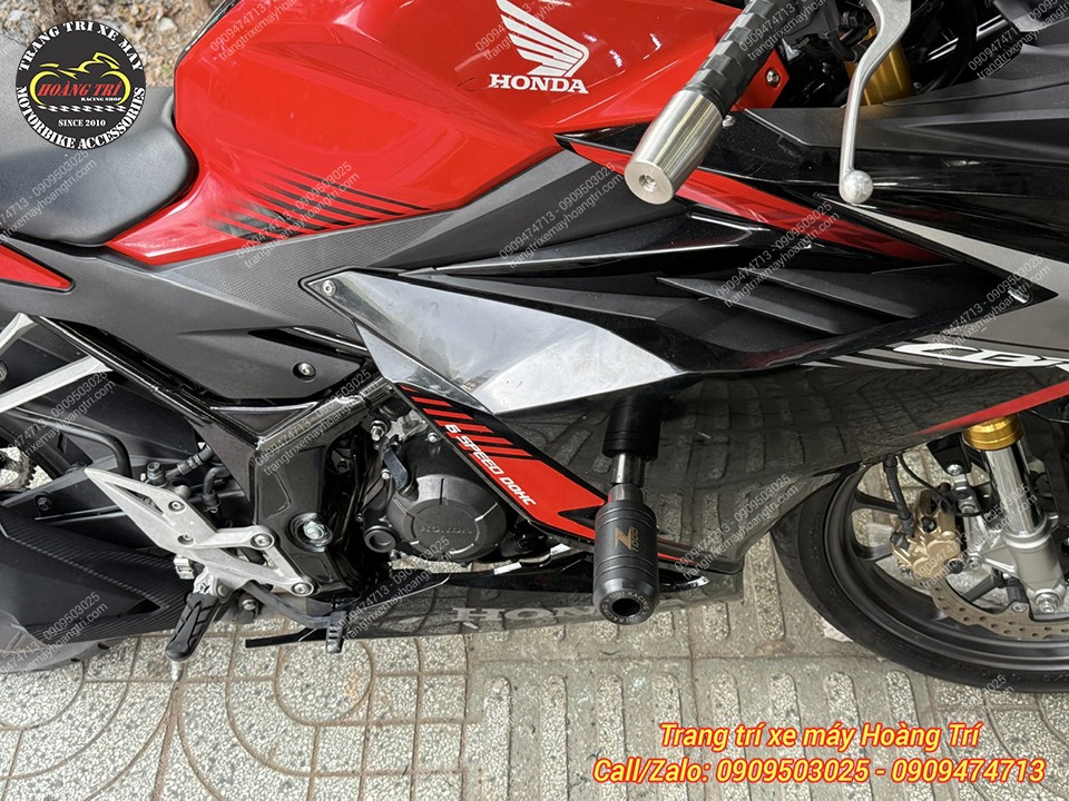 Chiếc CBR màu đỏ đã được nâng cấp thêm bộ chống đổ sườn để tăng độ an toàn tối đa