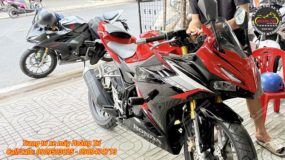Hai chiếc CBR màu đỏ và đen đã được trang bị bộ chống đổ sườn kiểu Z1000