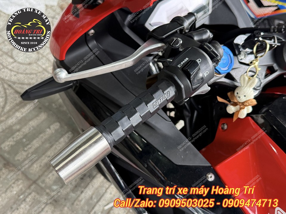 Gù tay lái chống rung bằng inox bản dài kết hợp nổi bật cùng bao tay Daytona GRIPPY GRIP