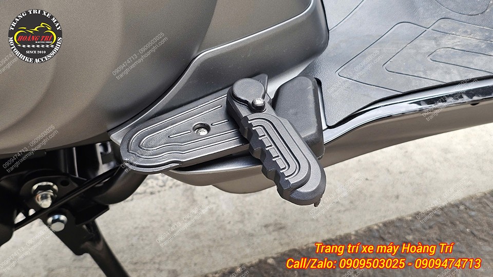 Có thể gập vào và mở ra linh hoạt, tiện dụng hơn so với gác chân zin