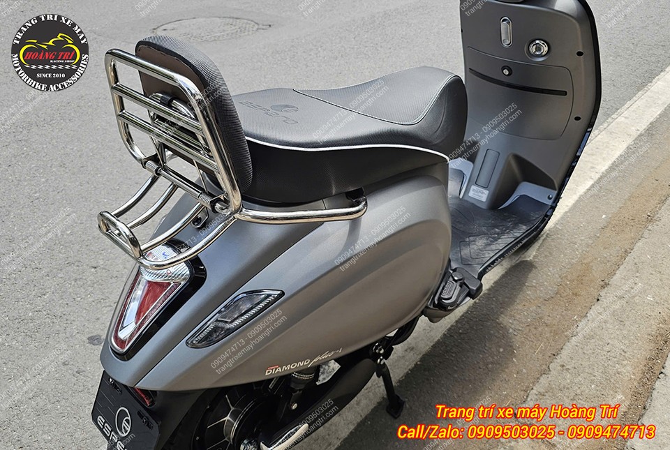 Chủ xe còn trang bị thêm baga sau cùng nệm tựa lưng cho Espero 50cc