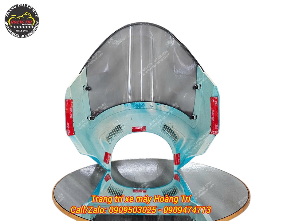 Mặt sau của kính được gắn sẵn keo dán chuyên dụng để cố định trực tiếp vào đèn