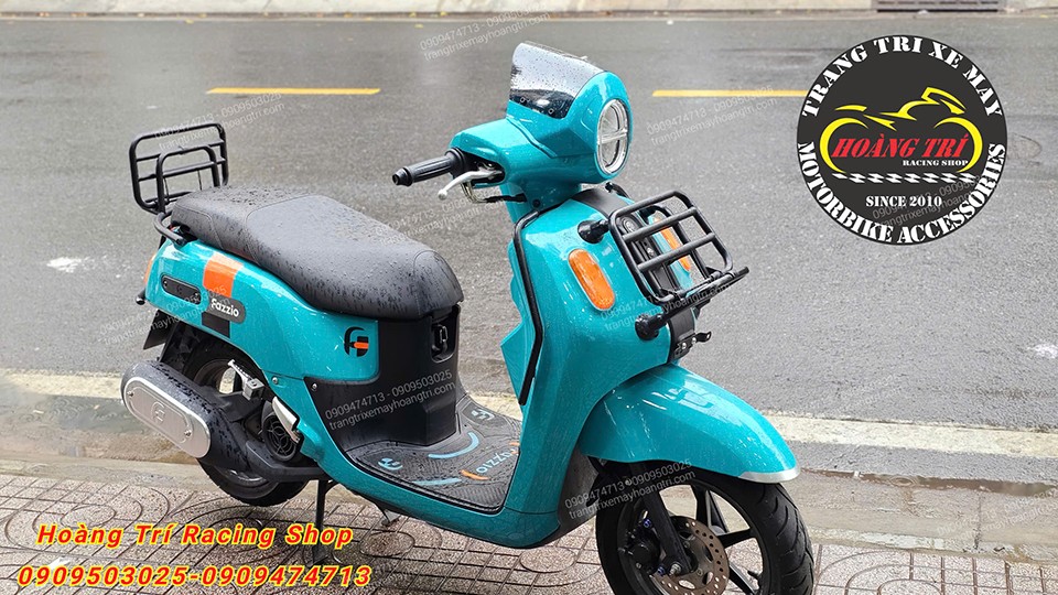 Anh khách còn trang bị thêm baga trước sau theo phong cách Vespa cho Fazzio