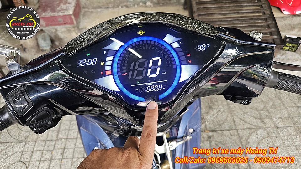 Đồng hồ trang bị nút cảm ứng SET cho phép người dùng dễ dàng chuyển đổi các chế độ hiển thị