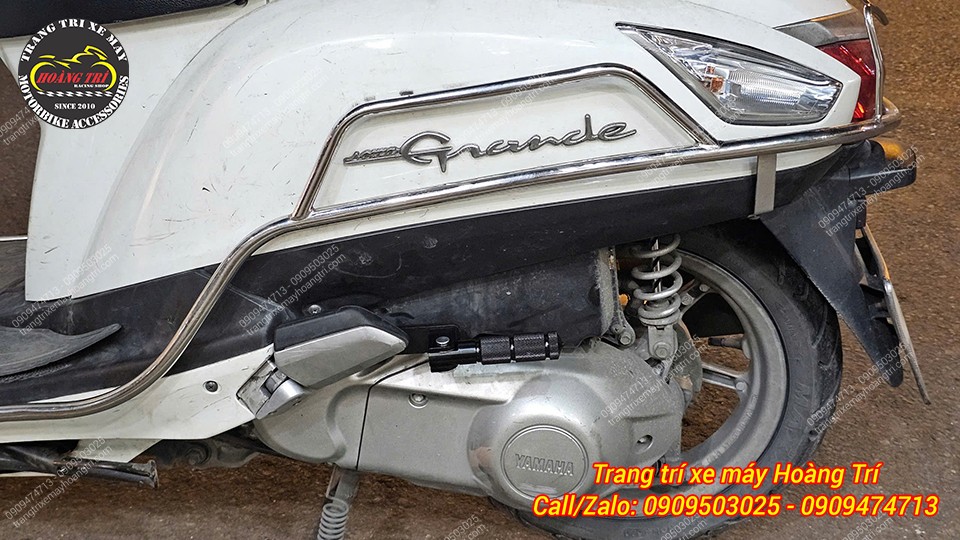 Gác chân phụ nhôm CNC màu đen được gắn cạnh gác chân zin trên xe Grande