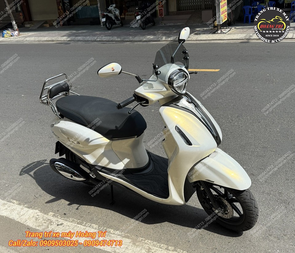Baga sau tựa lưng theo đúng form Vespa cũng được anh khách nâng cấp cho Grande