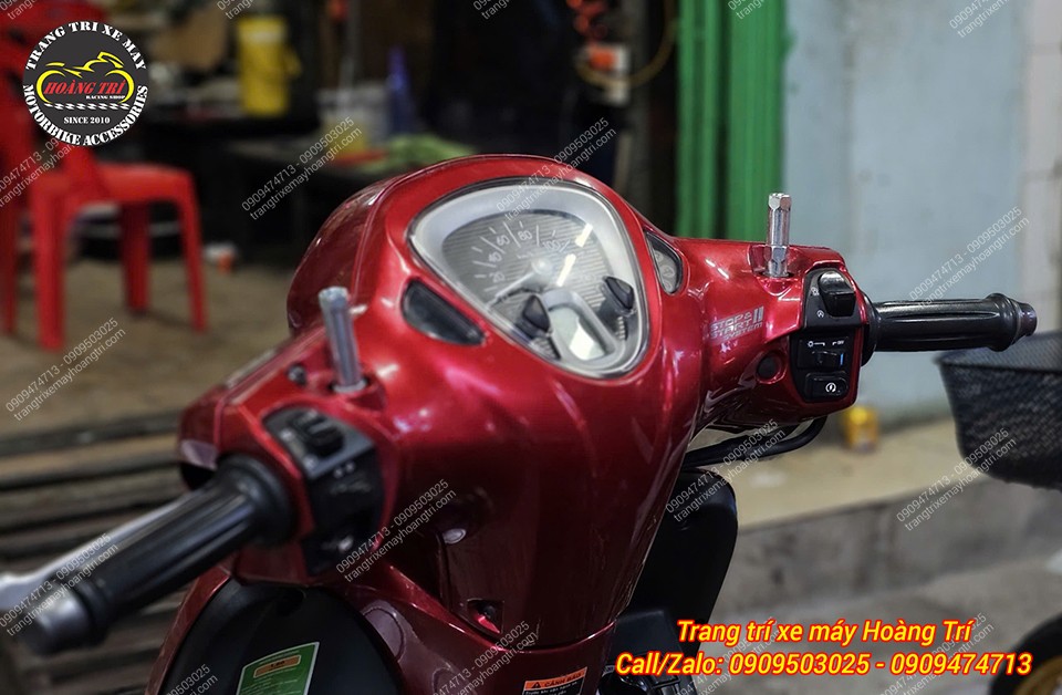 Yamaha Latte đã được trang bị pát nhằm cố định kính chắn gió một cách chắc chắn