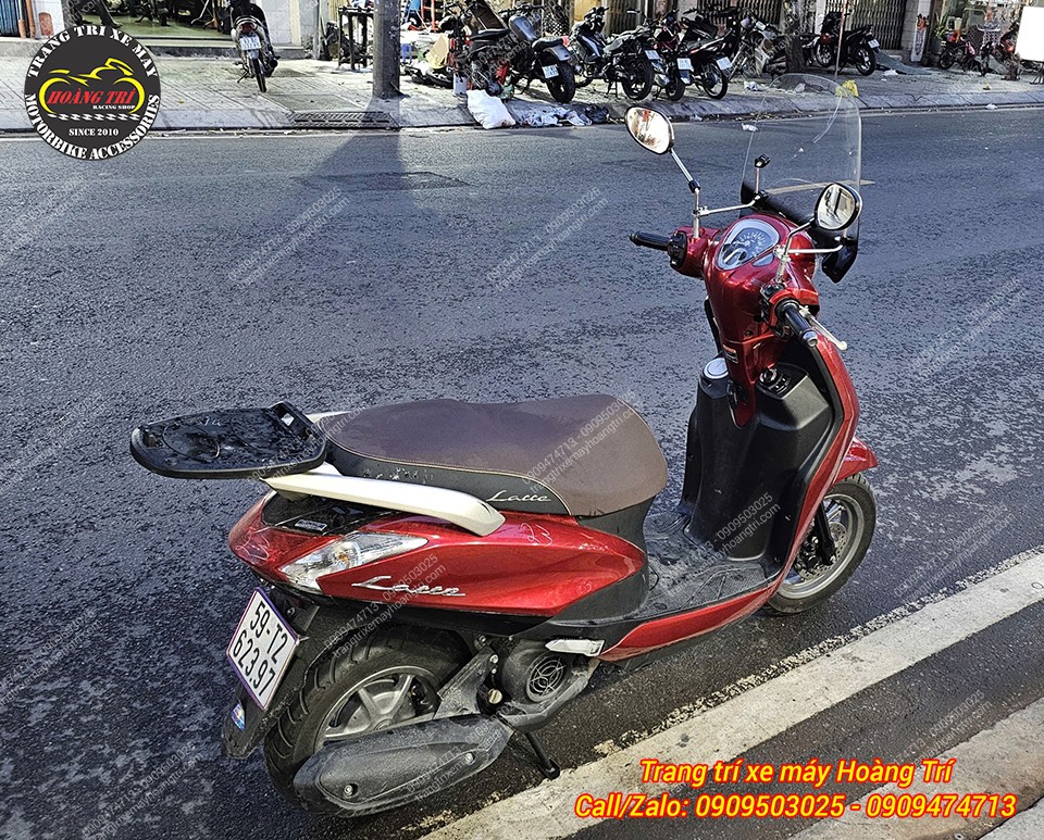 Để tăng tiện ích, chủ xe đã bổ sung baga sau giúp mở rộng không gian chứa hành lý