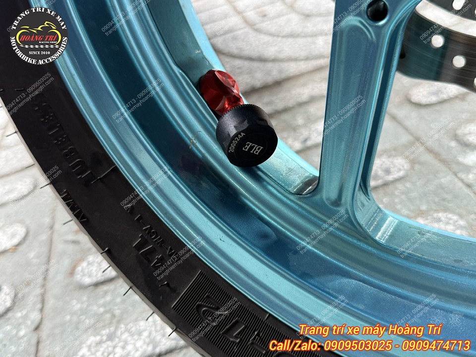 Sau khi gắn vào vòi lốp, cảm biến đã được cố định trên xe Lead