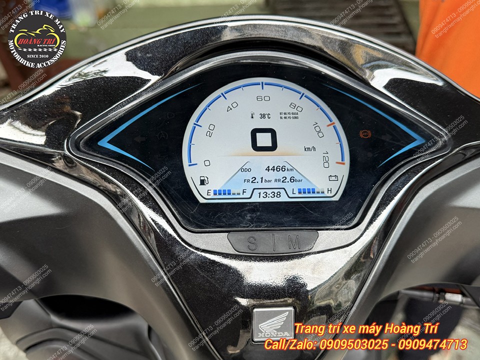 Đồng hồ Race Boy Vespa trên xe Lead đo áp suất từng bánh xe