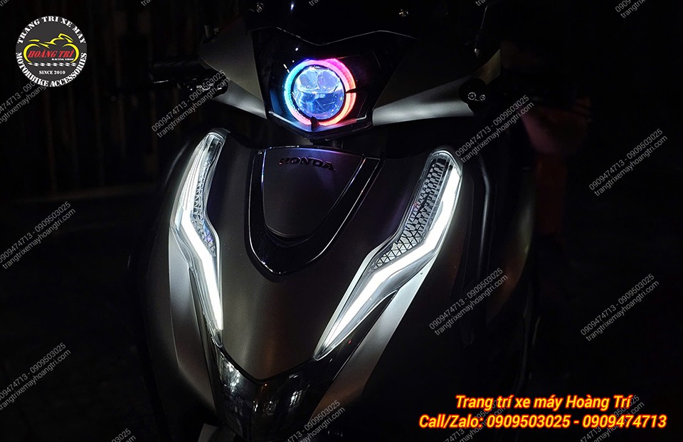 Phía trước xe, sự kết hợp giữa bi cầu và LED Audi tạo nên diện mạo cuốn hút