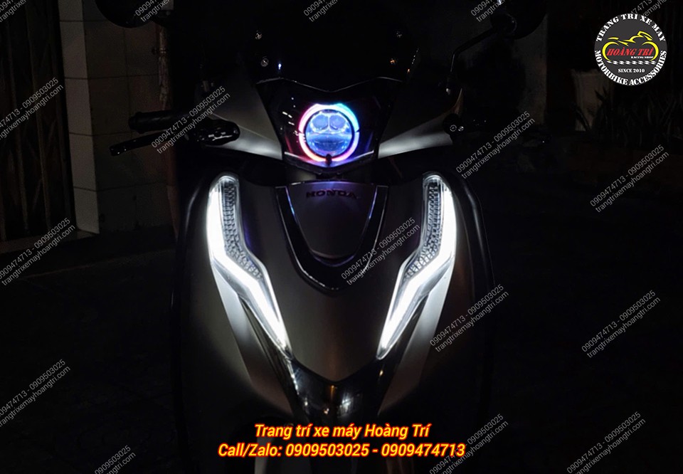 Nhìn từ trước, LED Audi nổi bật với hai dãy LED hai bên sáng rõ, cực kỳ ấn tượng