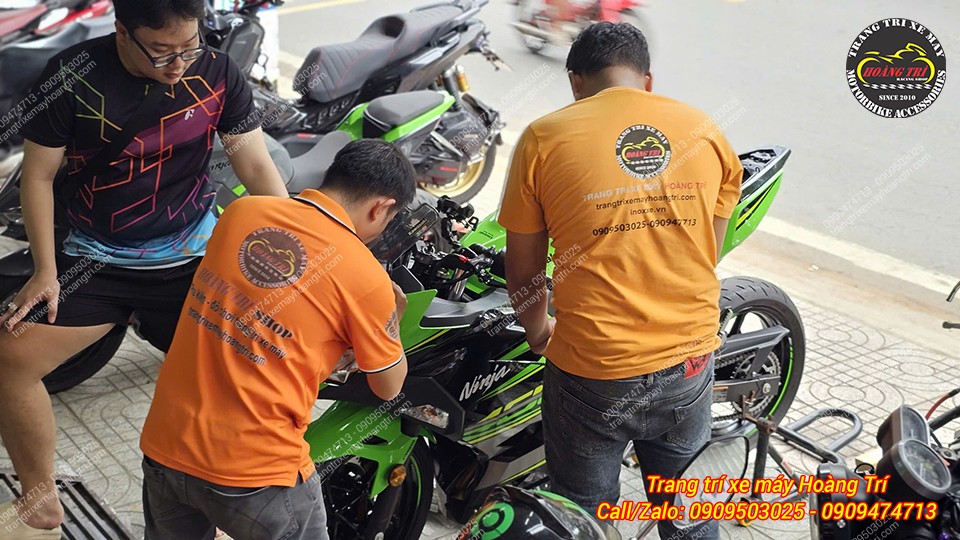 Xe Kawasaki Ninja 400 vừa đến shop nhận được yêu cầu nâng cấp loạt phụ kiện
