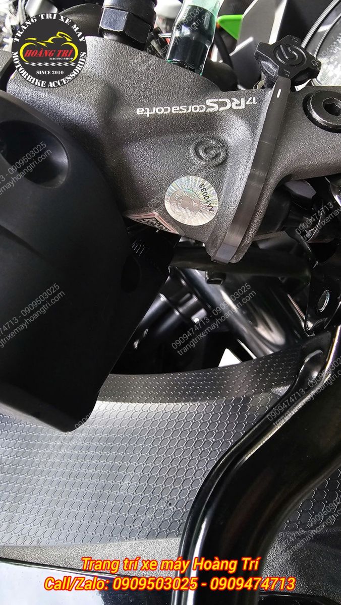 Trên tay thắng Brembo RCS 17 chính hãng có dán tem chống hàng giả