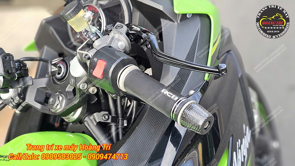 Cụm tay lái bên phải nổi bật với combo bao tay, gù tay lái và tay thắng