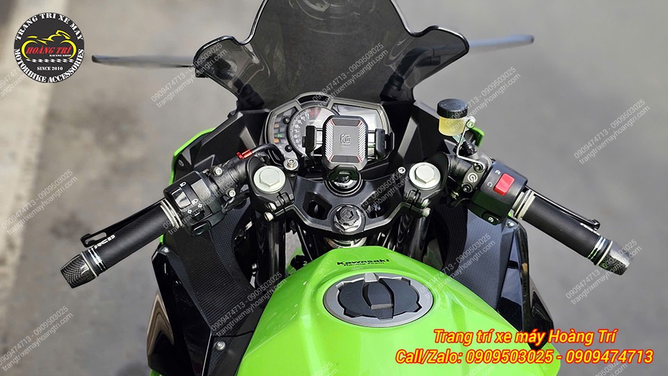 Toàn cảnh tay lái bên trái được hoàn thiện chỉn chu trên xe Kawasaki Ninja 400