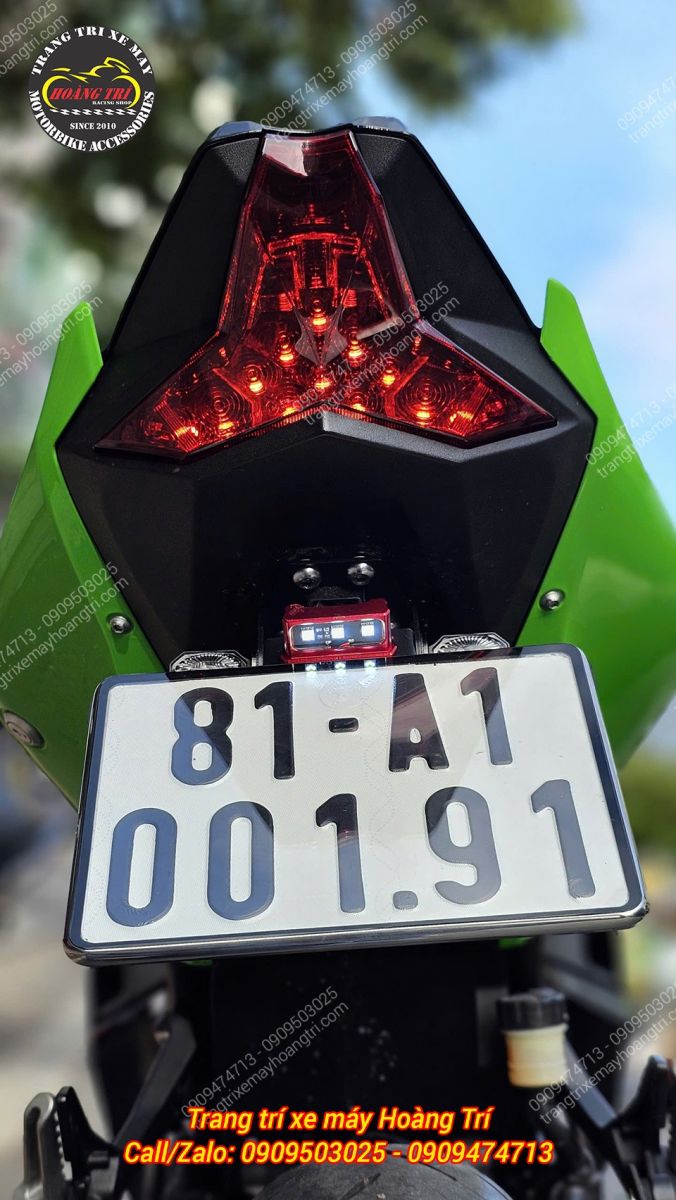 Khung pát biển số tích hợp đèn stop, chủ xe còn thêm xi nhan để tăng an toàn