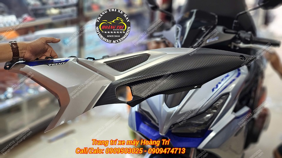 Trên tay là chi tiết nhựa nhám được dán decal carbon mờ độc đáo và ấn tượng