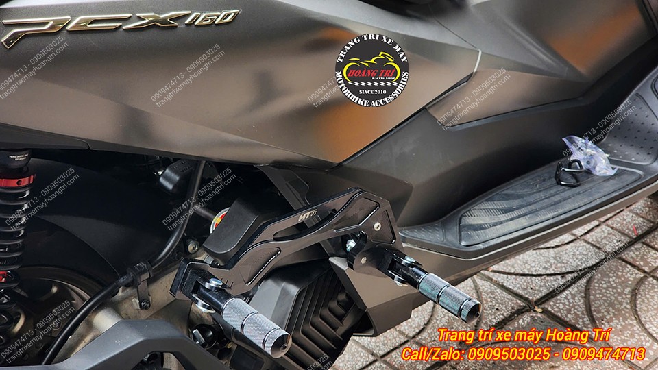 PCX 160 được trang bị gác chân HTR thay cho bộ gác chân nguyên bản
