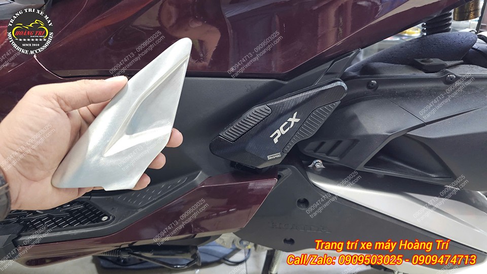 Trên tay là gác chân zin màu bạc, còn xe đã được thay thế bằng gác chân nhôm CNC FUX cho PCX 160 2025