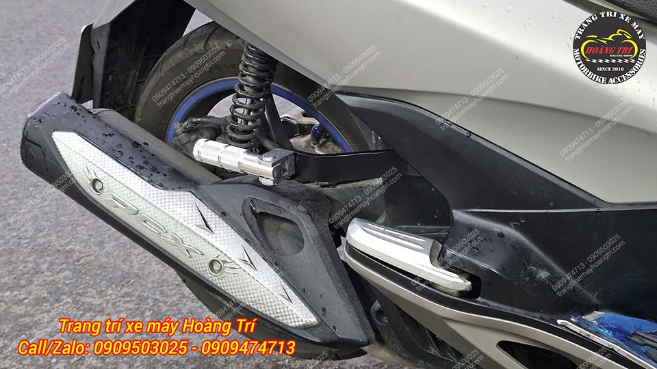 Gác chân phụ màu bạc được nâng cấp cho xe PCX 2014