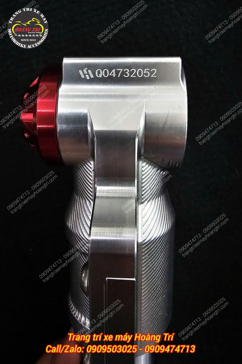 Số serial của phuộc được khắc tinh xảo ngay dưới phần chân