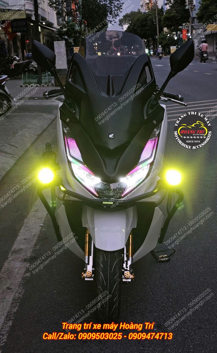 Ngoài ra, xe còn được lên khung bảo vệ và đèn trợ sáng cực ngầu cho PCX 160