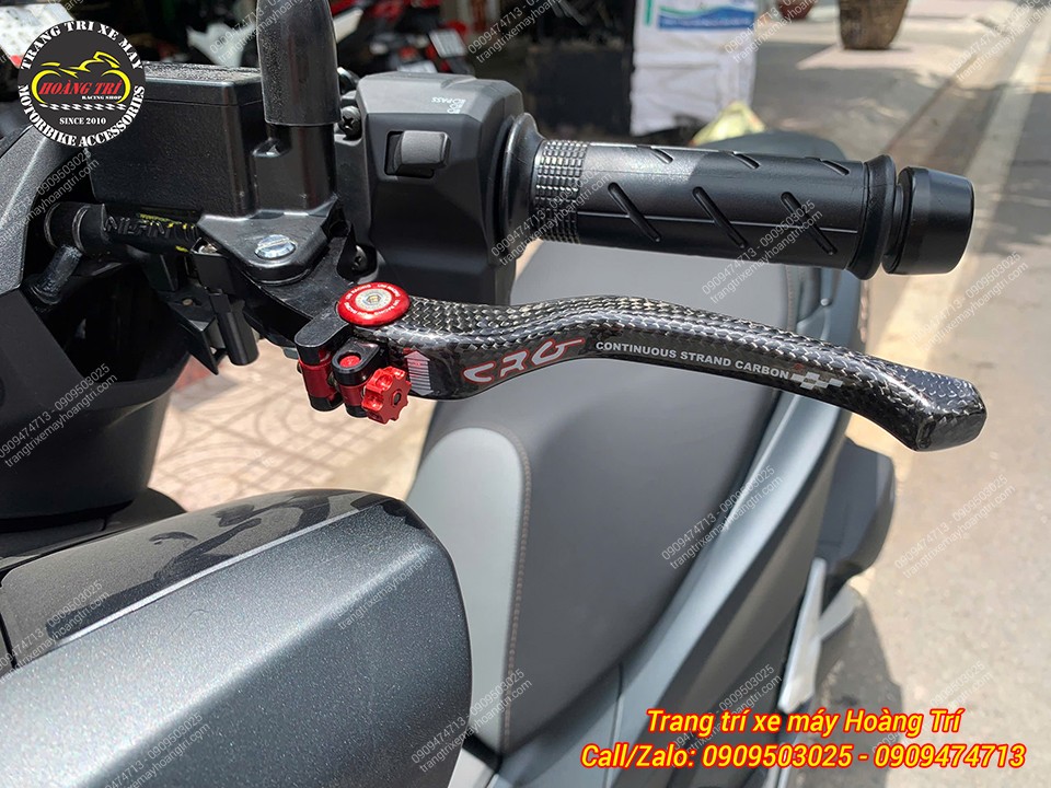 Tay thắng CRG carbon được thay thế cho tay thắng zin của PCX 160