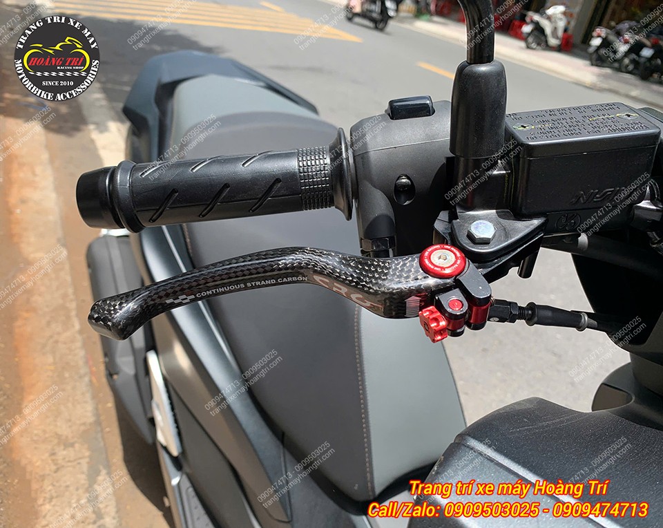 Với đường vân carbon và điểm nhấn đỏ, tay thắng giúp xe nổi bật hơn hẳn