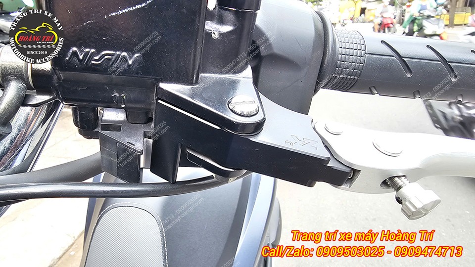 Hình ảnh cận cảnh vị trí gắn tay thắng nhôm CNC trên PCX 160