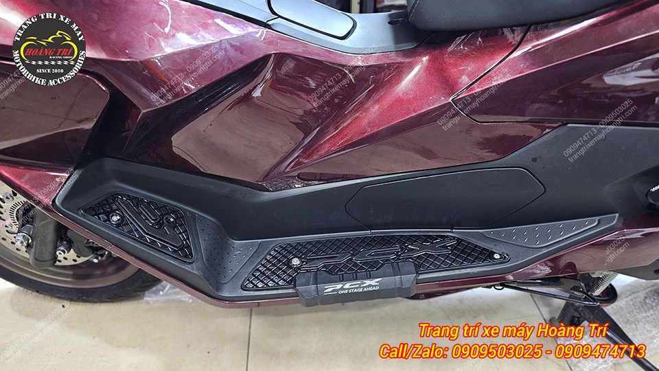 Thảm nhôm CNC màu đen dành cho PCX 160 2025 vừa được lắp hoàn chỉnh trên xe