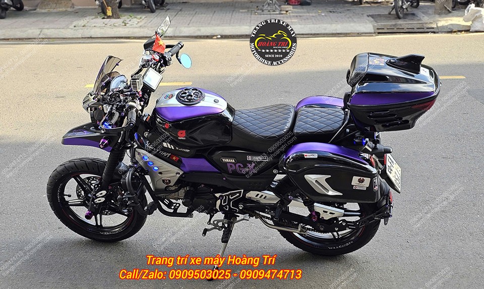 Nổi bật nhất vẫn là màu tím của xe kết hợp phong cách phượt cá tính