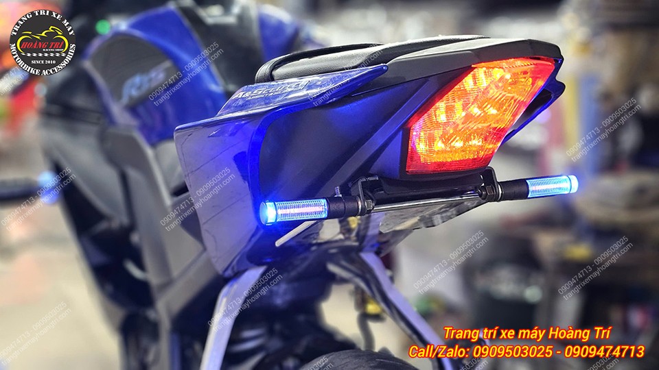 Anh khách đã lắp đèn xi nhan L18 trên pát biển số của xe R15 V3