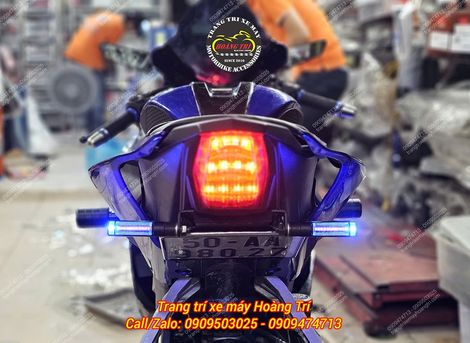 Chiếc R15 V3 được cắt gọn phần dè sau, nâng cấp pát biển số kèm xi nhan Spirit Beast L18