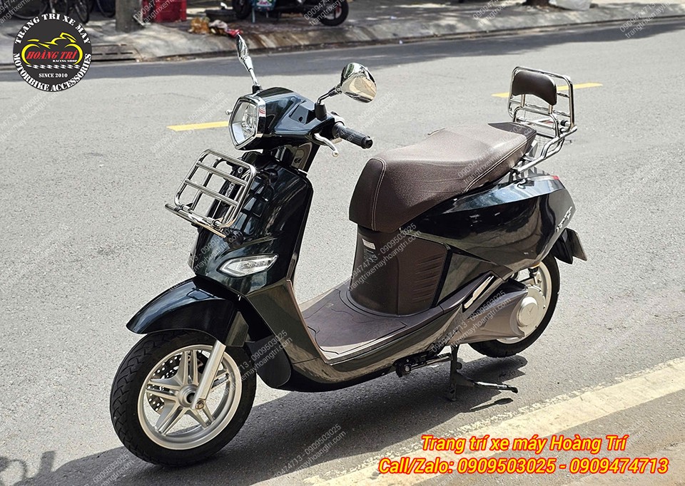 Khách hàng còn gắn thêm baga sau tựa lưng phong cách Vespa