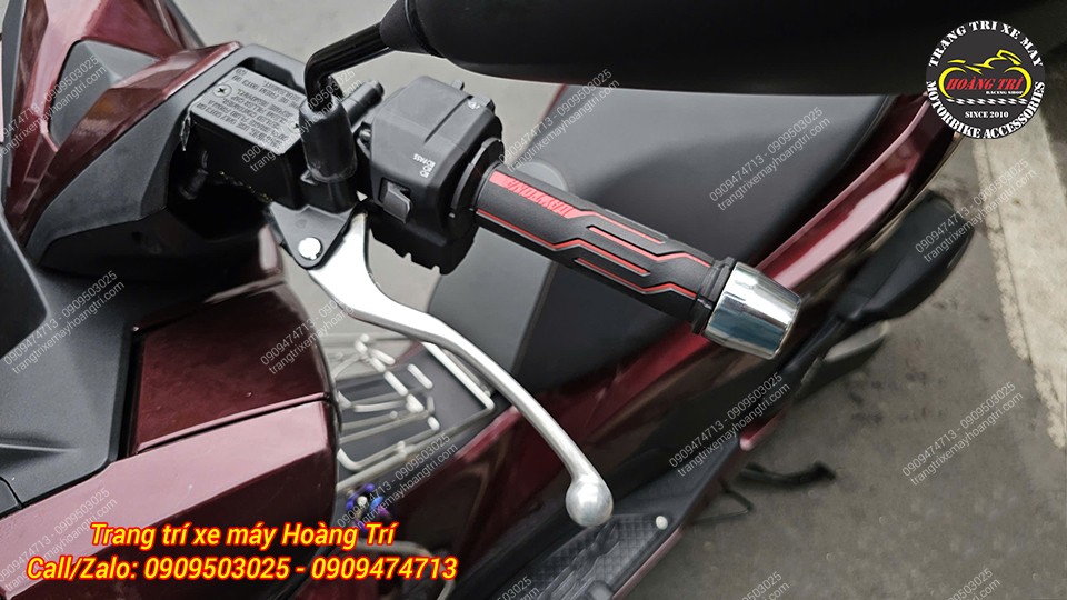 Sản phẩm sở hữu thiết kế hiện đại với tông màu đen - đỏ, giúp xe nổi bật và dễ nhận diện hơn