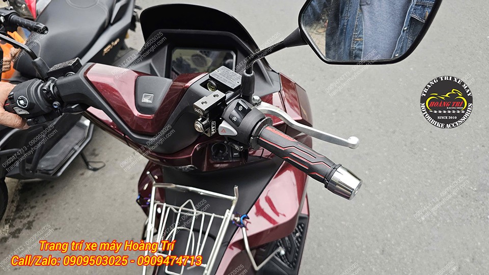 Bao tay có màu sắc đồng bộ với tông đỏ đô đặc trưng của PCX 160 2025