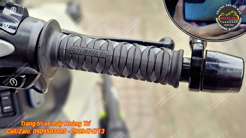 Ngoài ra, một chiếc ADV 160 cũng được lên đời với bao tay Daytona 97485