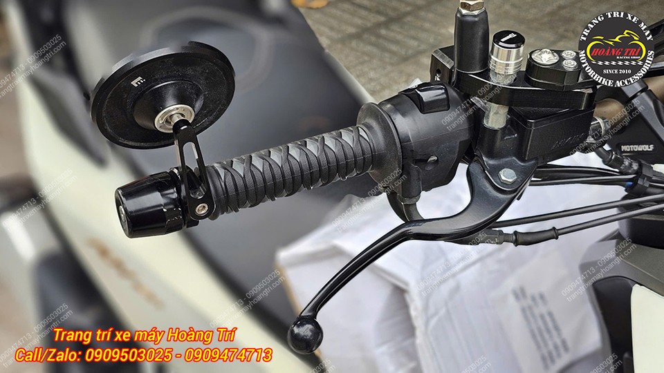 Anh khách đã kết hợp với kính gù, mang đến tổng thể xe trông cá tính hơn