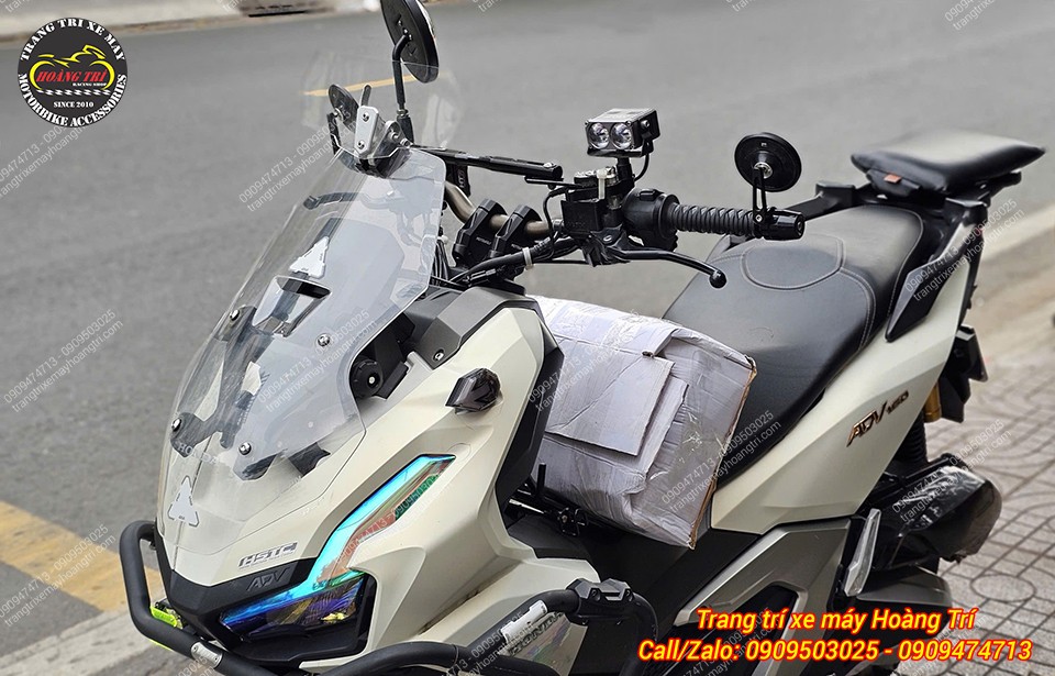 Nhìn chung, phần cùm tay lái được hoàn thiện rất hợp với phong cách tổng thể của ADV 160