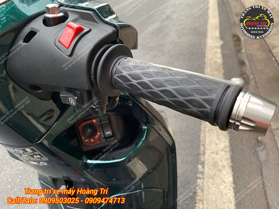 Chủ xe đồng thời nâng cấp thêm gù tay lái inox giúp bộ bao tay trở nên nổi bật hơn