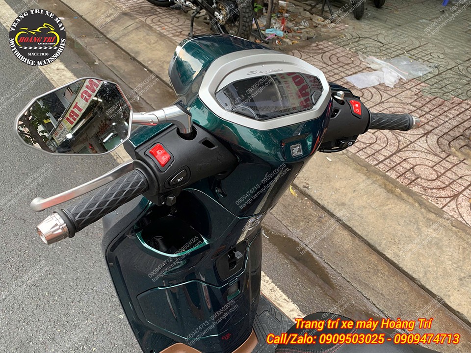 Anh em có thể kết hợp cùng kính hậu để tạo combo cá tính, độc đáo và hài hòa
