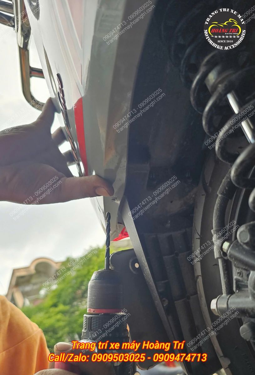 Với dòng xe có sẵn lỗ, việc lắp đặt không cần khoan thêm