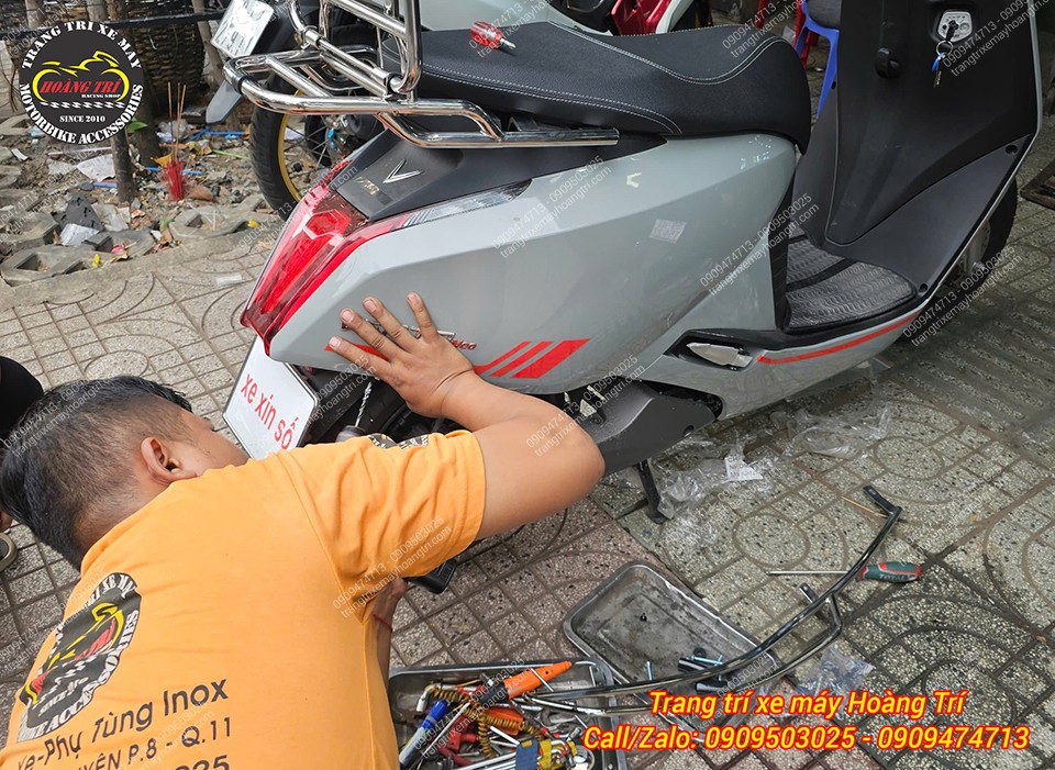 Khi đã khoan xong, quá trình gắn khung trở nên cực kỳ đơn giản