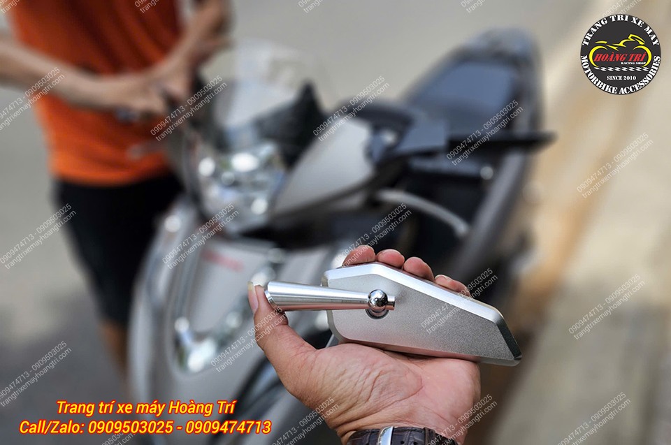 Mặc dù kính cũ là kính kiểu, chị khách vẫn chọn thay mới cho chiếc xe