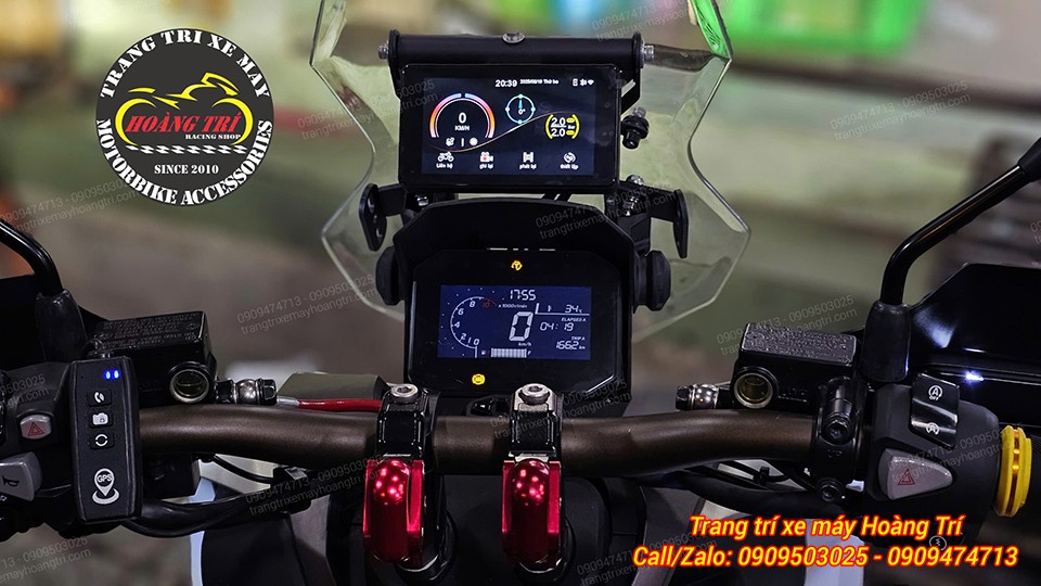 Chiếc ADV 150 đã được nâng cấp thêm màn hình Elook phía trên đồng hồ