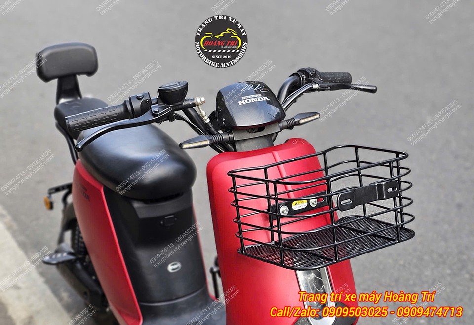 Trong ảnh là mẫu xe đạp điện Honda Sundiro EV đã được lắp rổ phía trước