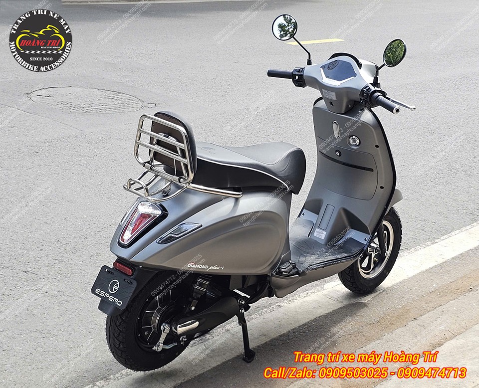 Phần baga cong phía sau hỗ trợ chở thêm đồ và vật dụng một cách dễ dàng