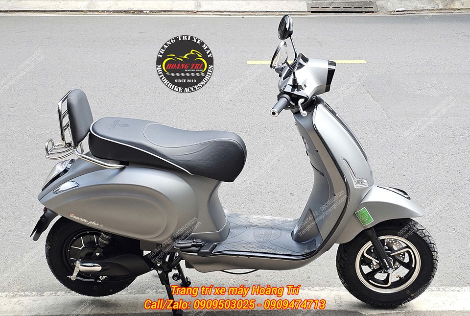 Tổng thể Espero 50cc với baga sau và nệm tựa lưng mang hơi hướng Vespa